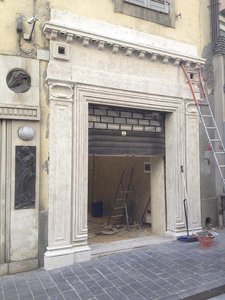 Sabbiatura portale in travertino